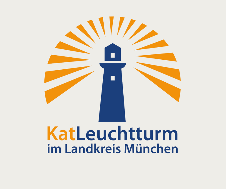 Ein stilisierter Leuchtturm strahlt sein Licht weit aus. Darunter steht geschrieben: KatLeuchtturm Landkreis München.