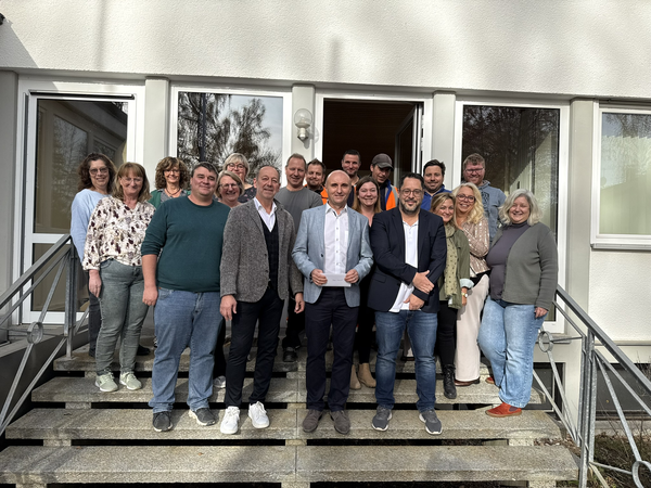Gruppenbild aller Mitarbeiter