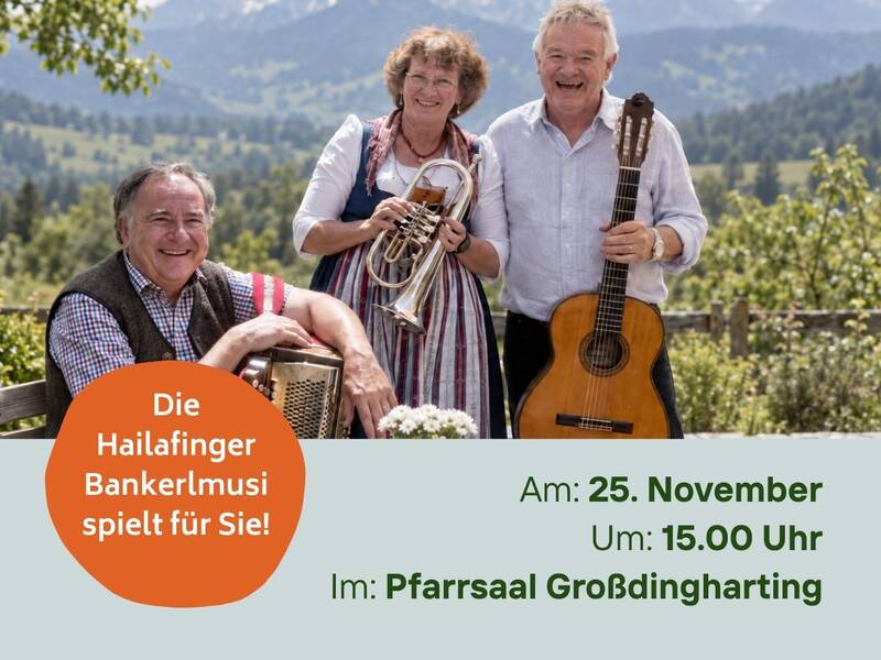Drei Musiker stehen im Freien mit ihren Instrumenten.