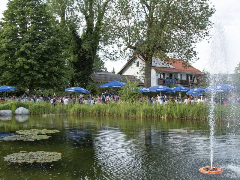 Weiherfest am Tag mit Wasserfontäne