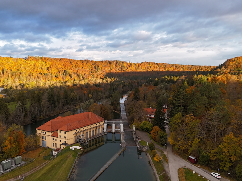 Drohnenbild, Isarlauf am Mühltal mit Wasserwerk in Herbstfarben