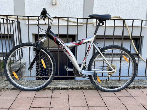 Fahrrad in Schwarz, Silber und Rot