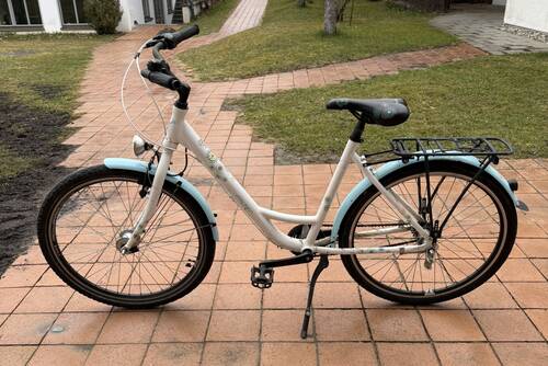 Weiß-Hellblaues Fahrrad