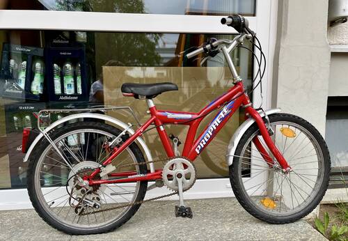 Rotes Kinderfahrrad
