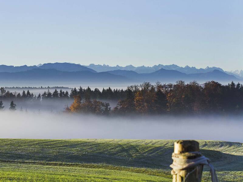 Landschaft mit Wiesen, Wäldern, Bergen