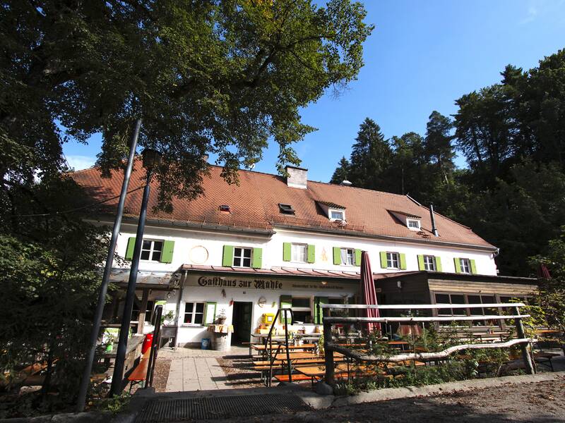 Eine bayerische Gaststätte mit Biergarten. 