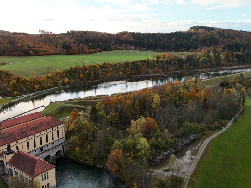 Drohnenbild, Isarlauf am Mühltal mit Wasserwerk in Herbstfarben