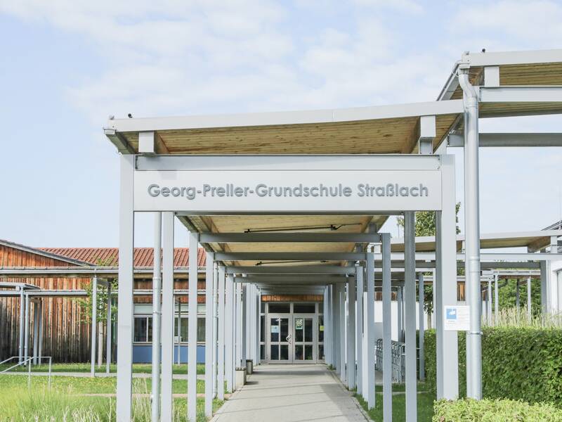 Auf einer kleinen Schule steht der Name Georg-Preller-Grundschule Straßlach.