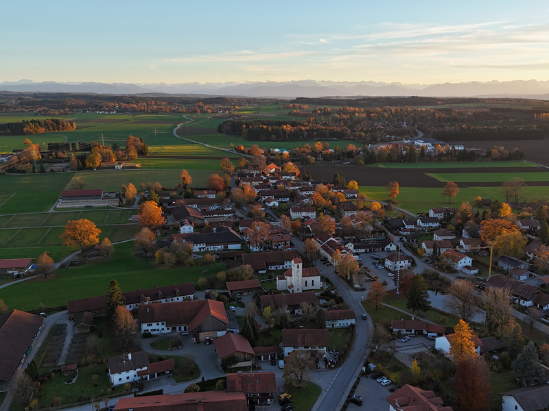 Drohnenbild, Blick auf Strasslach bei Abendstimmung im Winter