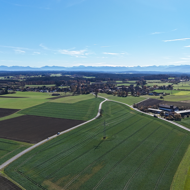 Drohnenbild mit Blick auf das Gewerbegebiet Straßlach Oberfeld West in Herbstfarben