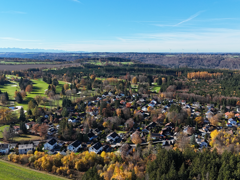 Drohnenbild mit Blick auf den Ortsteil Hailafing im Herbst