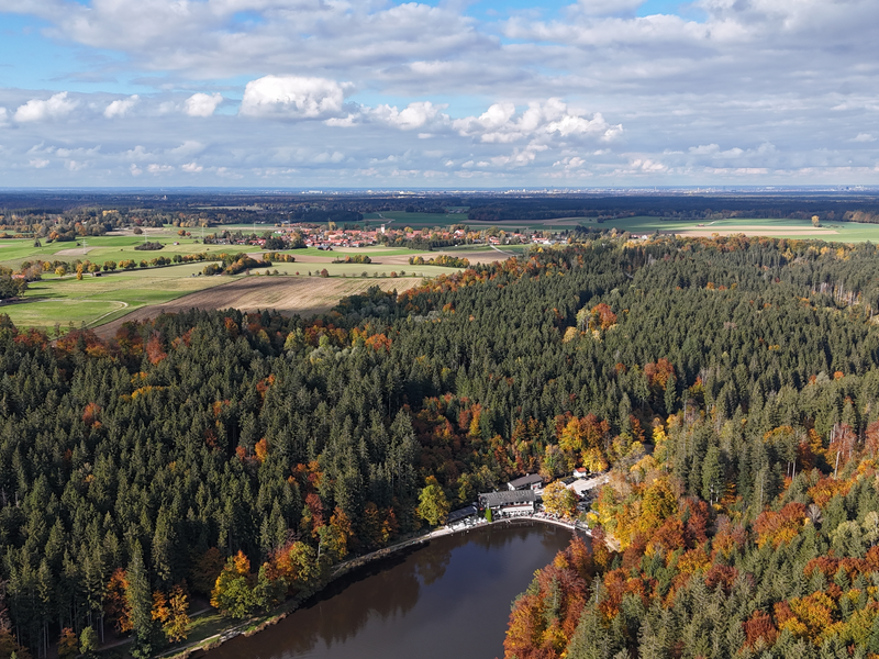 Drohnenbild mit Blick auf den Deininger Weiher in Herbstfarben