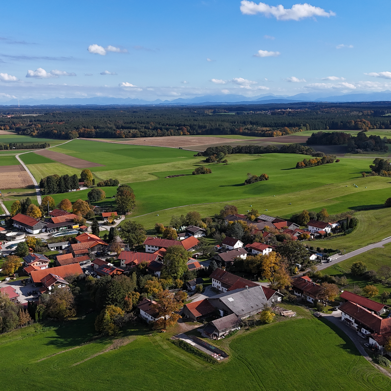 Drohnenbild mit Blick auf den Ortsteil Ebertshausen in Herbstfarben