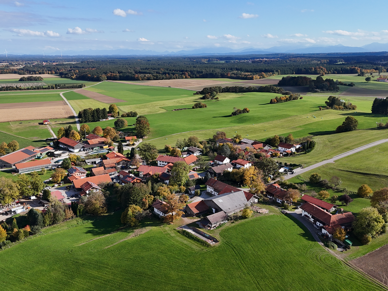 Drohnenbild mit Blick auf den Ortsteil Ebertshausen in Herbstfarben