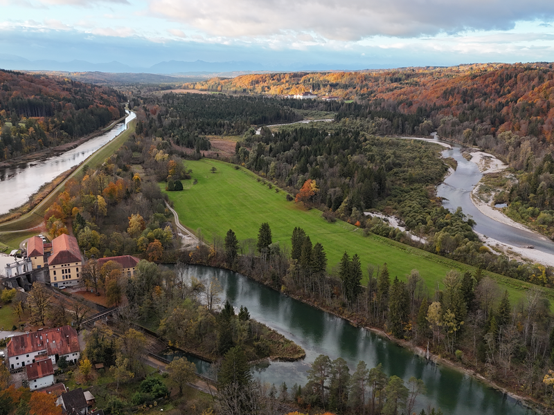 Drohnenbild, Isarlauf am Mühltal mit Wasserwerk in Herbstfarben