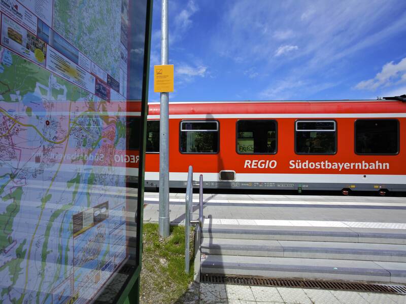 Eine S-Bahn steht an einem Bahnsteig.
