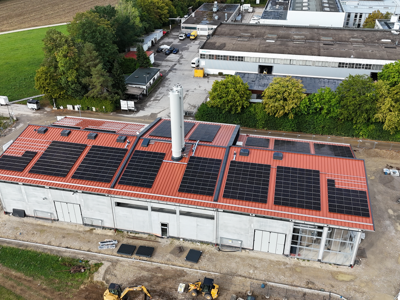 PV Anlagen auf dem Dach der heizzentrale. 
