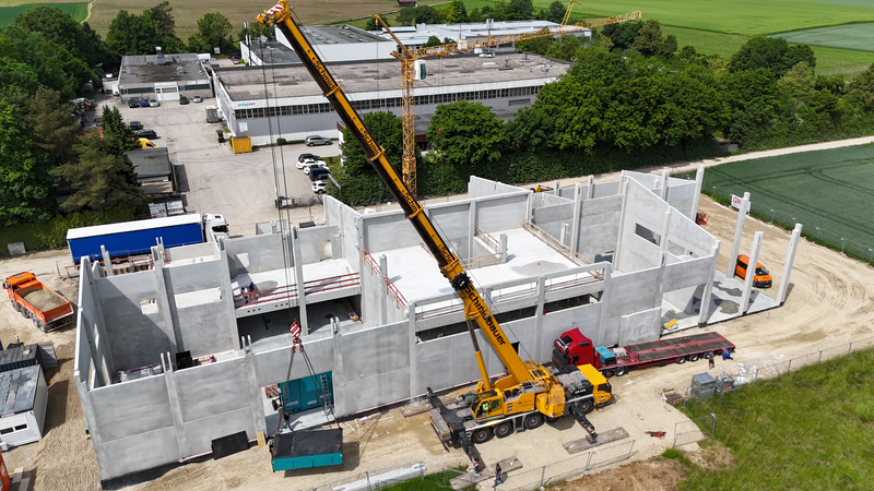 Eine große Baustelle aus der Vogelperspektive. 