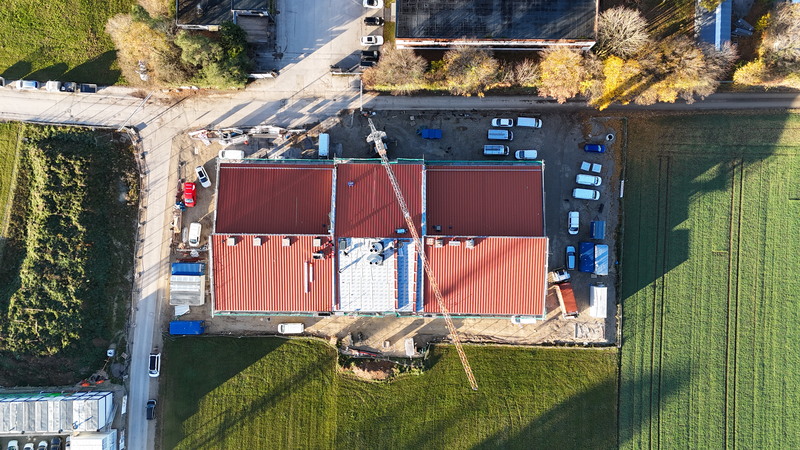 Aus der Vogelperspektive blickt man auf eine große Halle. 