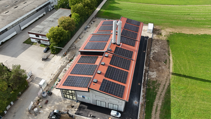 Ein Bild aus der Vogelperspektive zeigt die PV-Anlagen auf dem Dach der Heizzentrale