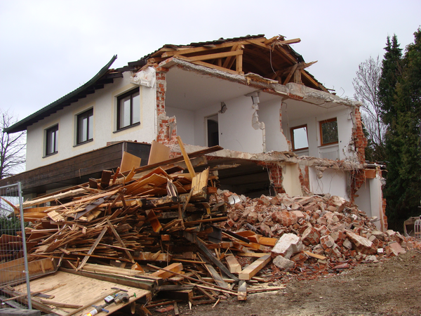 Ein altes Haus ist zum Teil abgerissen.