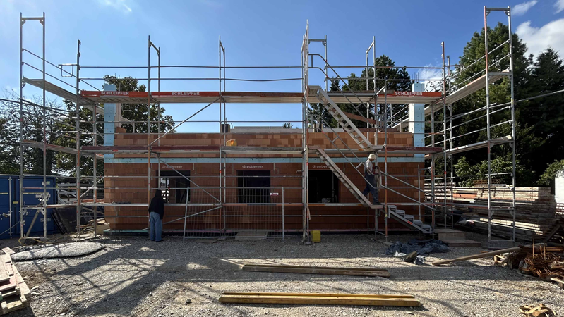 Baustelle eines in Ziegelbauweise gemauerten Hauses. 