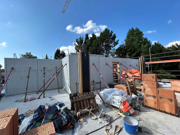 Auf einer Baustelle werden betonwende aufgestellt. 