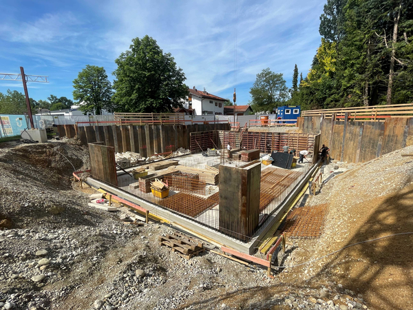 Blick in eine Baugrube mit einem fertig gestellten Keller. 