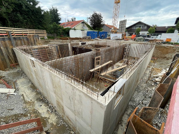 Auf einer Baustelle entsteht der Rohbau eines Hauses. 