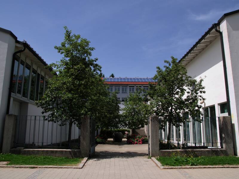 Hof Rainer-Maria-Rilke Gymnasium in Icking