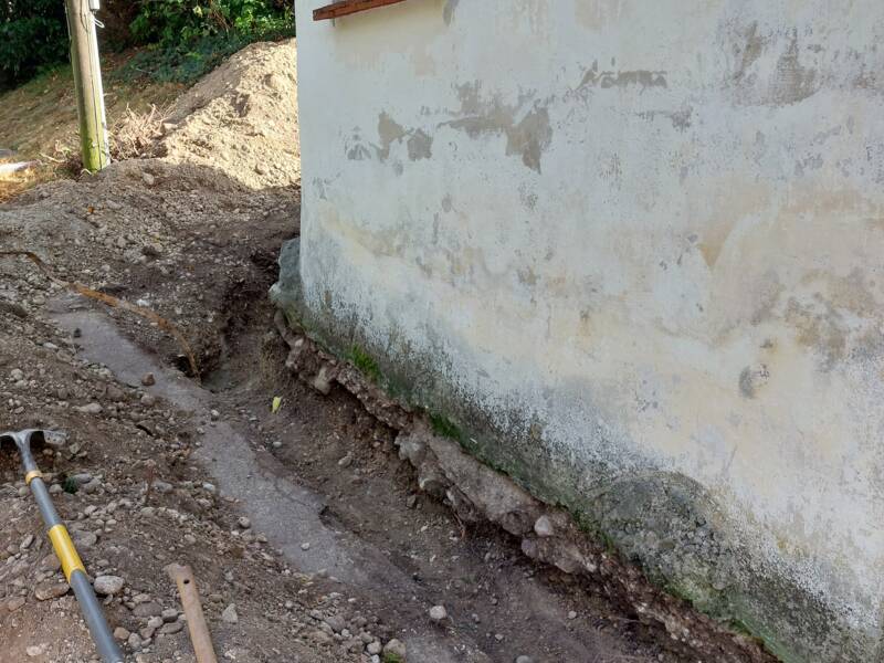 Weihung der Kapelle Beigarten vor der Restauration. Man sieht die Seitenansicht der Kapelle mit starker Beschmutzung.