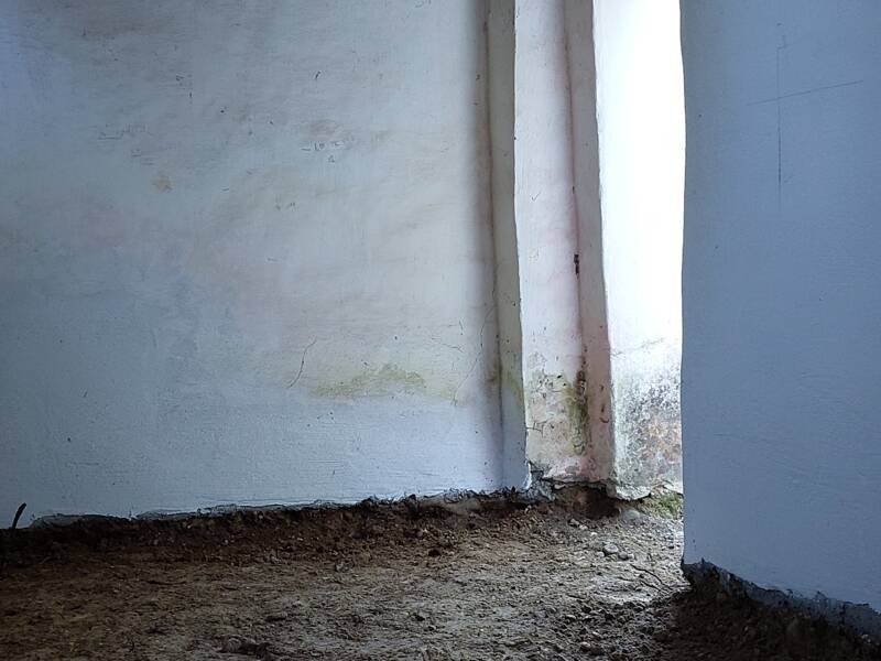 Weihung der Kapelle Beigarten. Man sieht die Innenansicht der Kapelle vor der Restaurierung und mit starker Beschmutzung.g
