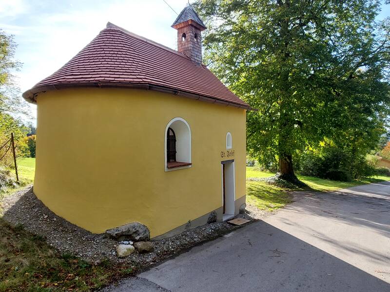 Weihung der Kapelle Beigarten. Mans ieht die restaurarierte Kapelle von Aussen, gekb angestrichen mit neuem Dach und rotel Dachziegeln.