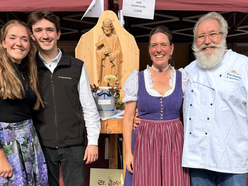 Weihung der Kapelle in Beigarten, mit strahelnder Familie HEndricok, Eltern und Zwillnge.