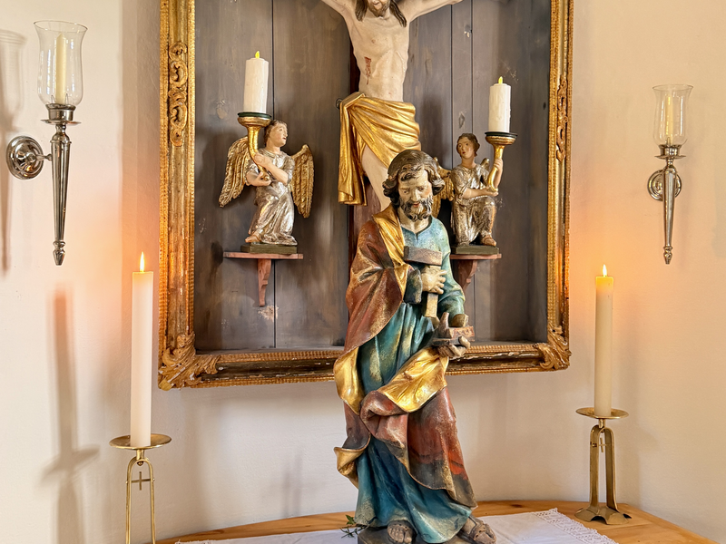 Weihung der Kapelle Beigarten. Man sieht die Innenasicht der restaurierten Kapelle mit Altar und neuer Statue des Heiligen Josef.