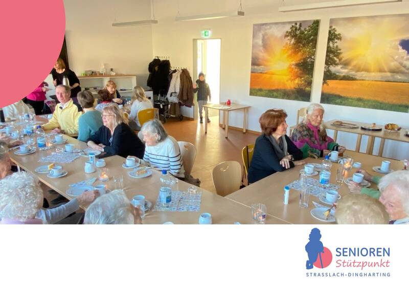 Tisch mit Senioren beim Kaffeetrinken