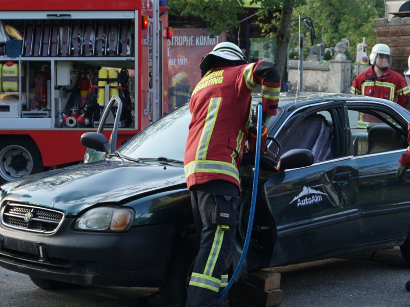 Feuerwehr bricht Autowrack mit Spreizer auf