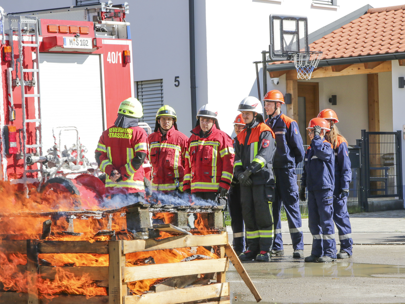 Brennende Paletten mit Jugendfeuerwehr
